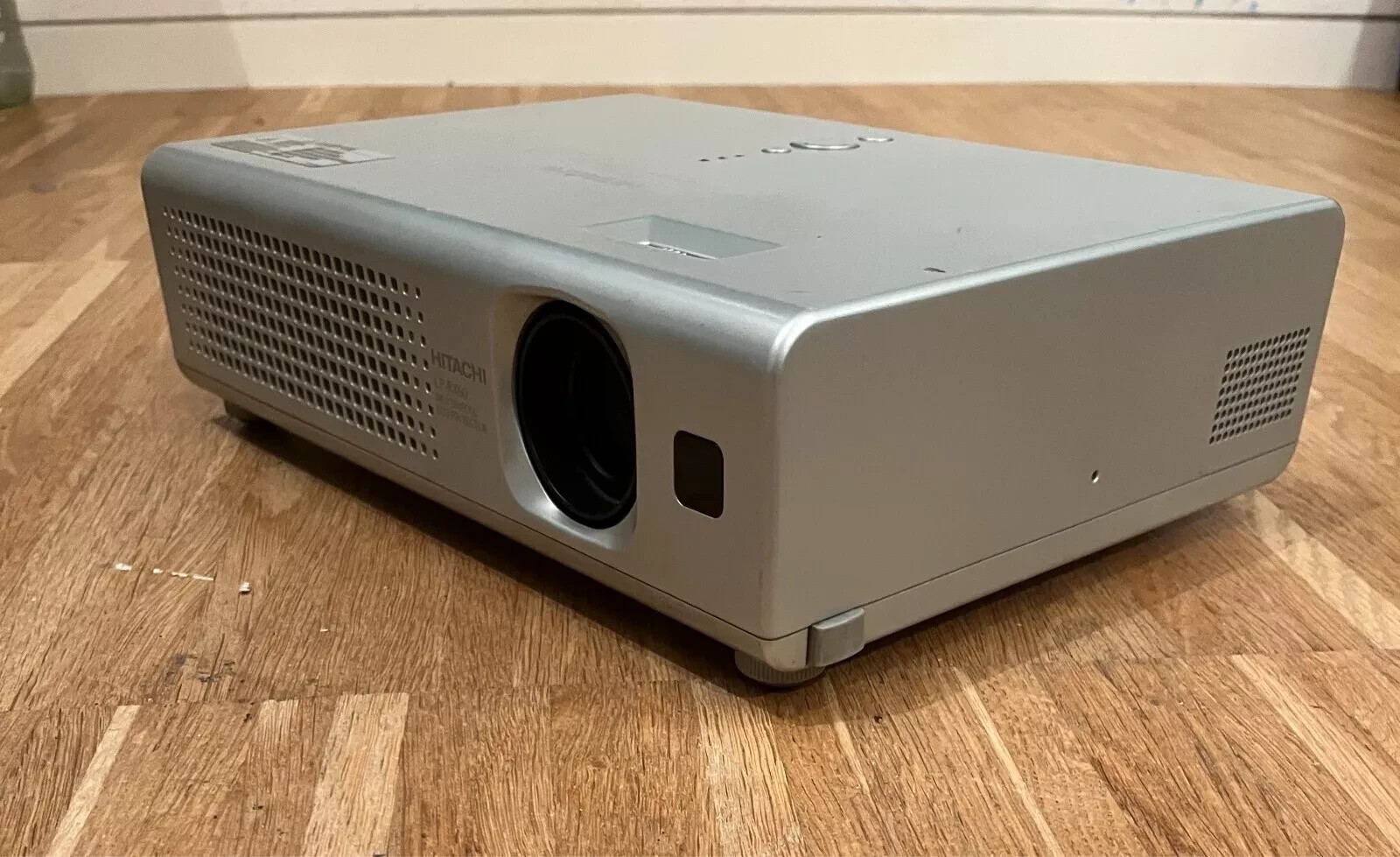 Hitachi CP RX60 Beamer Projektor für Heimkinos und Präsentationen | mit Zubehör – Bild 1