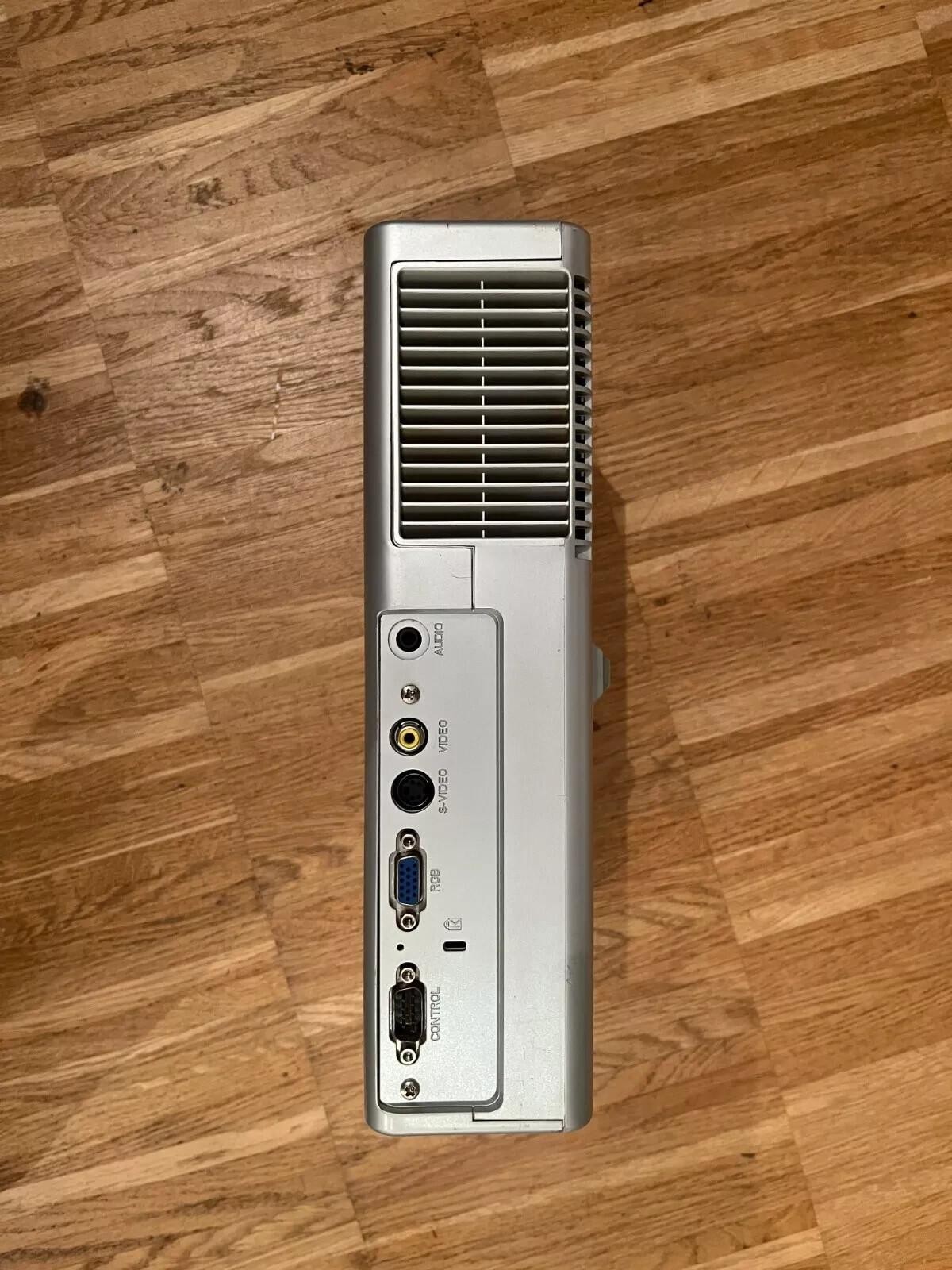 Hitachi CP RX60 Beamer Projektor für Heimkinos und Präsentationen | mit Zubehör – Bild 2